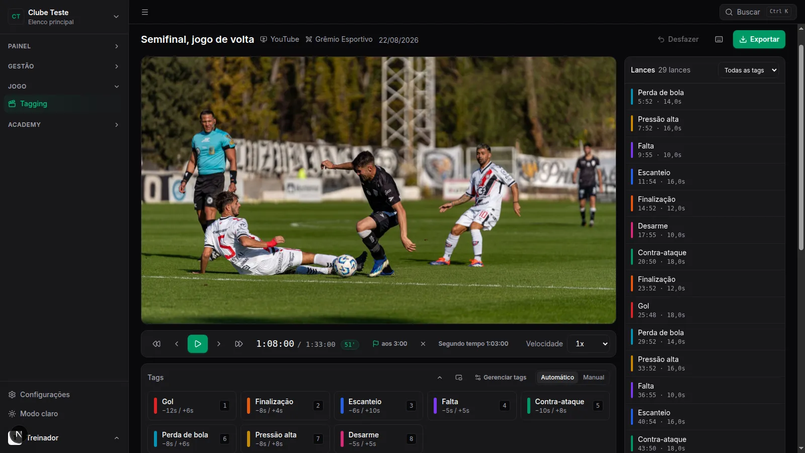 Editor de Tagging do Visão de Jogo com o vídeo de uma partida em tela cheia, a barra de transporte com o apito inicial, o painel de tags com atalhos e a lista de lances marcados
